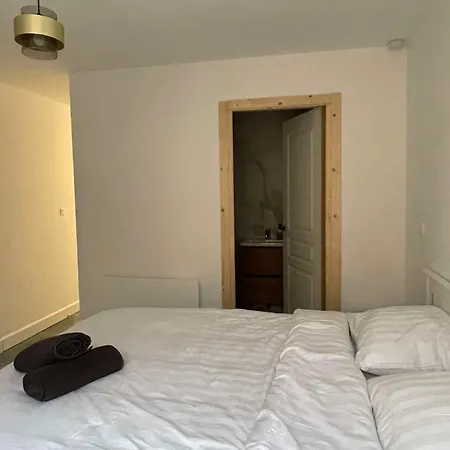 Apartment 16 Dore *