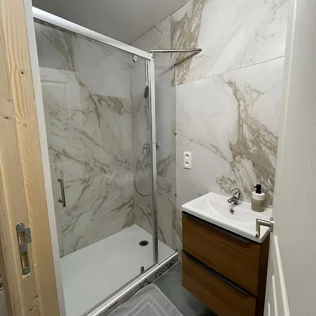 Apartment 16 Dore *